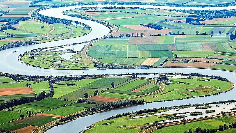So sieht die Donau von oben aus, wie dieses Luftbild nahe Aholfing (Landkreis Straubing-Bogen) zeigt.