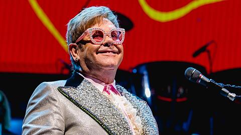 Elton John hat schon einige Duette aufgenommen.
