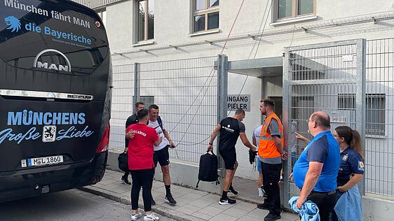 Michael Köllner wird freundlich von den Tükgücü Verantwortlichen begrüßt