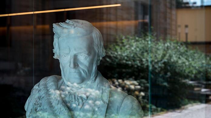 Im Richard Wagner Museum steht eine Richard Wagner Büste.
