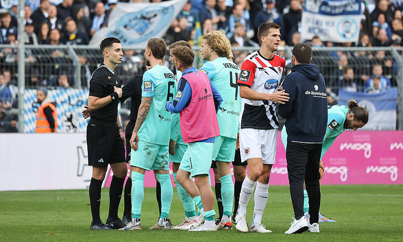 Die Löwen verstehen die Welt nicht mehr: Bei der 1:2-Niederlage im Hinspiel stellte der unsouveräne Schiedsrichter Timon Schultz (l.) sowohl Leroy Kwadwo als auch Morris Schröter vom Platz.