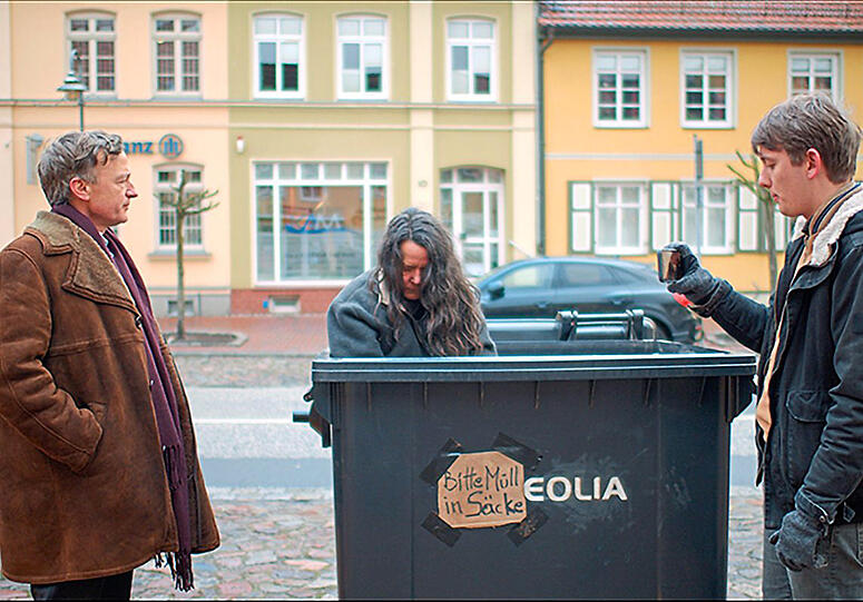 Jan Henrik Stahlberg (links) als Mux, der sich bei seiner Erweckungstour durch Deutschland medienwirksam filmen lässt.  Foto: Pfeiffer