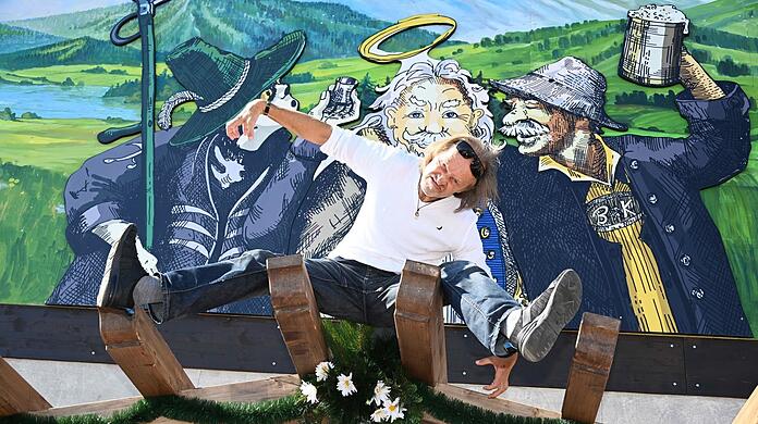 Abenteuerlich auch ohne Alkohol: Für dieses Foto ist Eisi Gulp auf das Vordach über dem Eingang zum Musikzelt auf der Oidn Wiesn gestiegen.