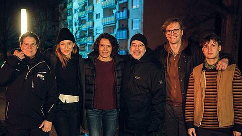 Beim Dreh des Neujahrskrimis "Tatort: Der Stelzenmann" (v.l.): Kamerafrau Eva Maschke, Lisa Bitter, Ulrike Folkerts, Regisseur Miguel Alexandre und die Darsteller Ulrich Brandhoff und Samuel Benito.