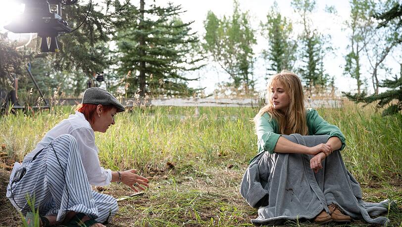 Beim Dreh mit Regisseurin Lynne Ramsay: Jennifer Lawrence (re.) Beim Dreh mit Regisseurin Lynne Ramsay: Jennifer Lawrence (re.)