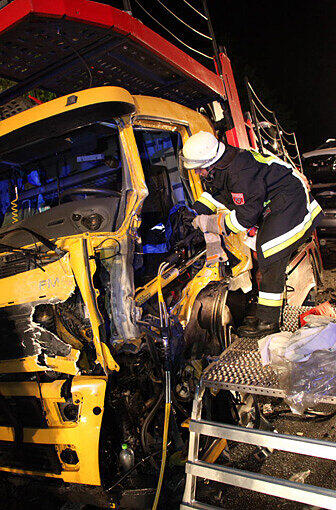Schwerer Verkehrsunfall bei einem Überholmanöver auf der B12: die Bilder.