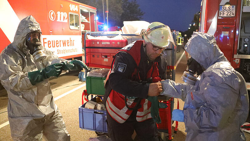 Ein ABC-Zug bereitet sich vor dem Etablissement auf den Einsatz vor.