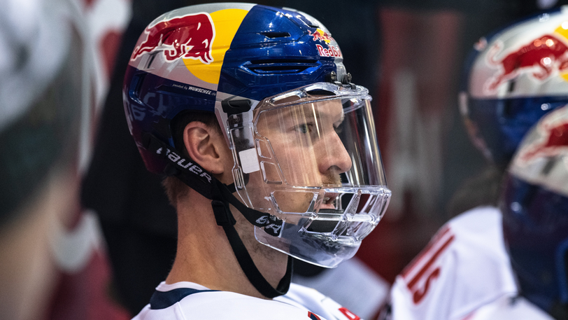 Spielt vorerst mit Vollvisier: EHC-Verteidiger Blake Parlett, der zwei Mal von einem Puck im Gesicht getroffen wurde.