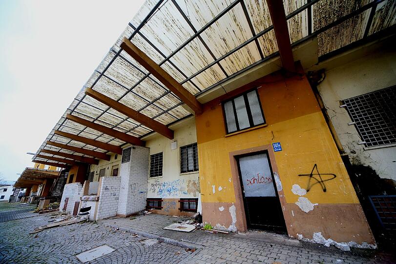 "Es muss endlich Bewegung in die Sache kommen!" Dieses Gebäude ist vollkommen verottet. Wie so vieles auf dem Gelände der früheren McGraw-Kaserne. Das soll sich ändern.