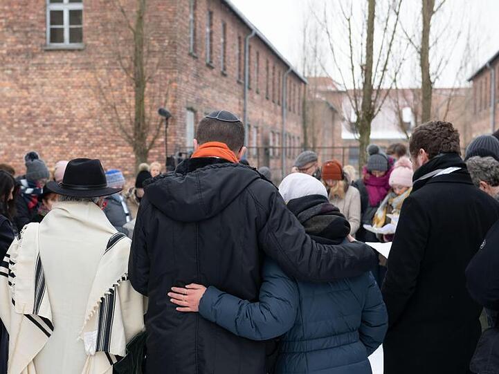 Jugendliche aus Nordrhein-Westfalen beten anlässlich des Internationalen Holocaust-Gedenktages in Auschwitz.
