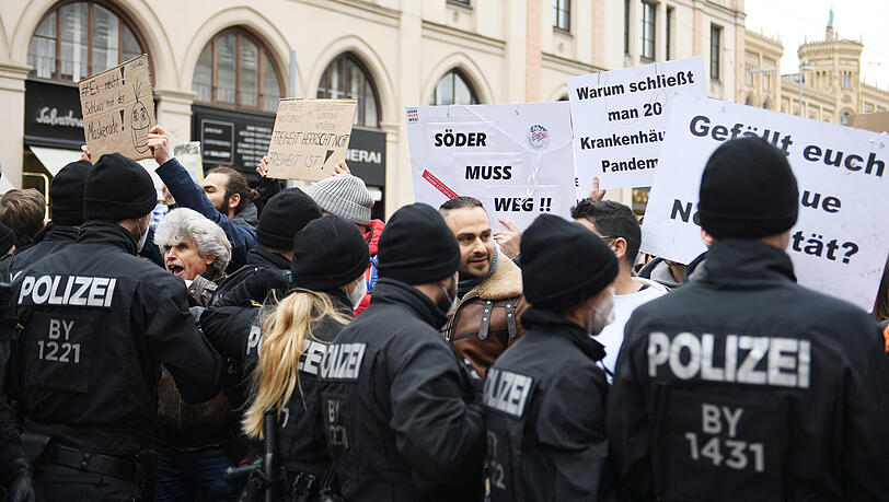 Keine Masken, kein Sicherheitsabstand: Polizisten hindern Teilnehmer der aufgelösten Demonstration gegen Maßnahmen der Bundesregierung zur Eindämmung der Corona-Ausbreitung am Weiterziehen.