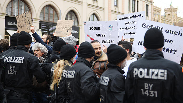 Keine Masken, kein Sicherheitsabstand: Polizisten hindern Teilnehmer der aufgelösten Demonstration gegen Maßnahmen der Bundesregierung zur Eindämmung der Corona-Ausbreitung am Weiterziehen.