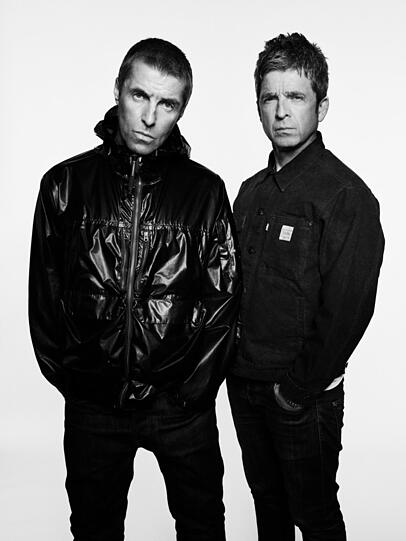 Liam Gallagher (links) und Noel Gallagher auf dem Plakat zum Comeback