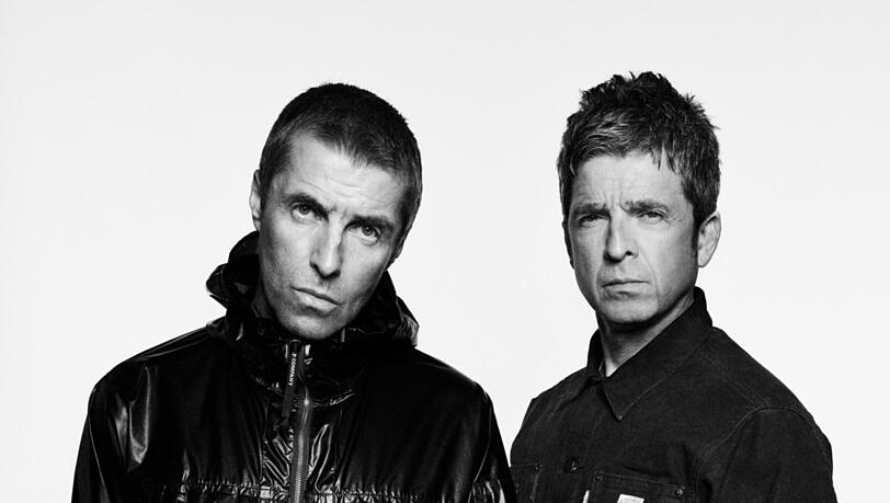 Liam Gallagher (links) und Noel Gallagher auf dem Plakat zum Comeback Liam Gallagher (links) und Noel Gallagher auf dem Plakat zum Comeback