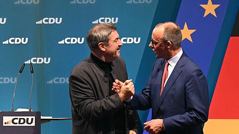 Markus Söder (CSU, l.) unterstützt Friedrich Merz (CDU) darin, eine härtere Gangart bei der Migration zu fordern.