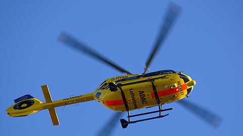 Ein Rettungshubschrauber hat den schwer verletzten Traktorfahrer ins Krankenhaus gebracht. (Symbolbild)