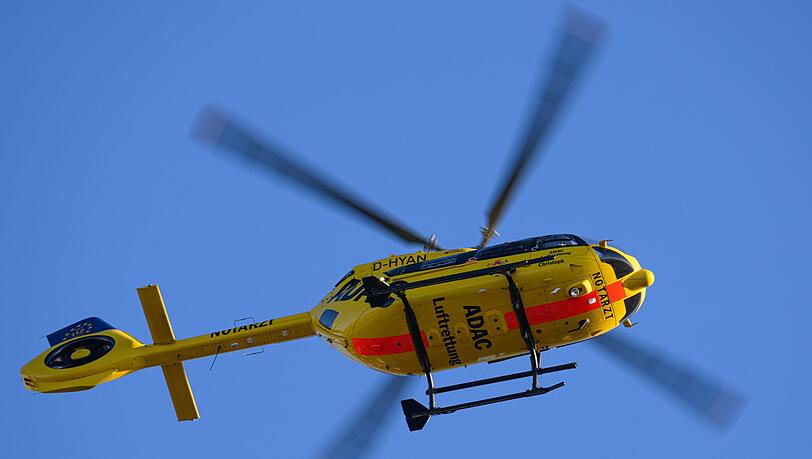 Ein Hubschrauber der ADAC Luftrettung fliegt am Himmel. (Archivbild)