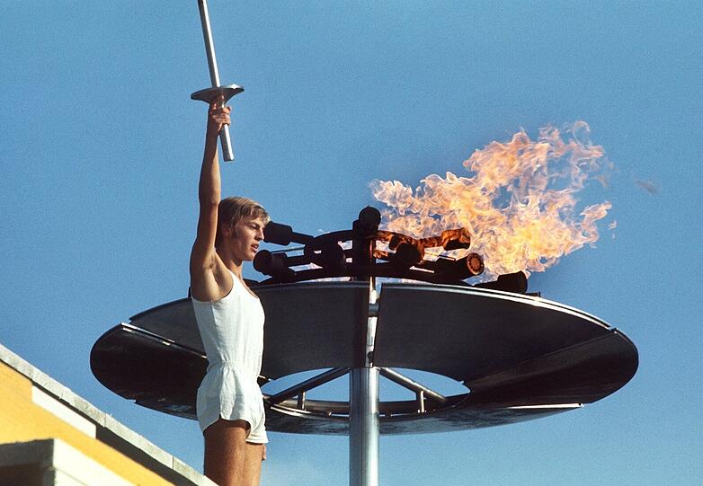 Das Bild der Spiele 1972 in München: Günter Zahn entzündet das Olympische Feuer.