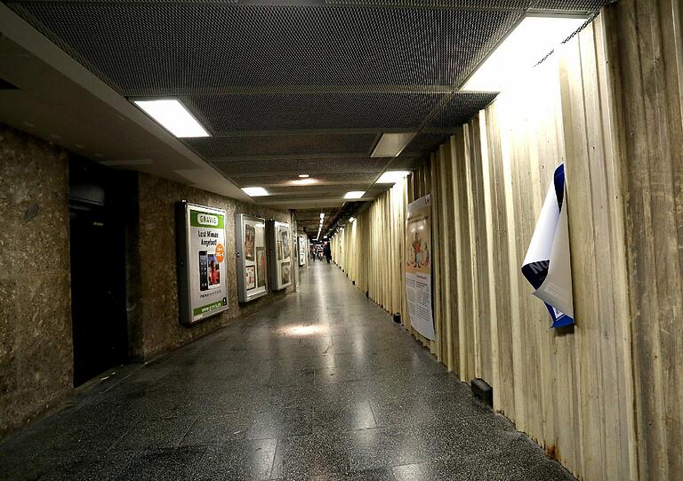 Alt: Eine Bretterwand in einem Gang im Teil der Deutschen Bahn.