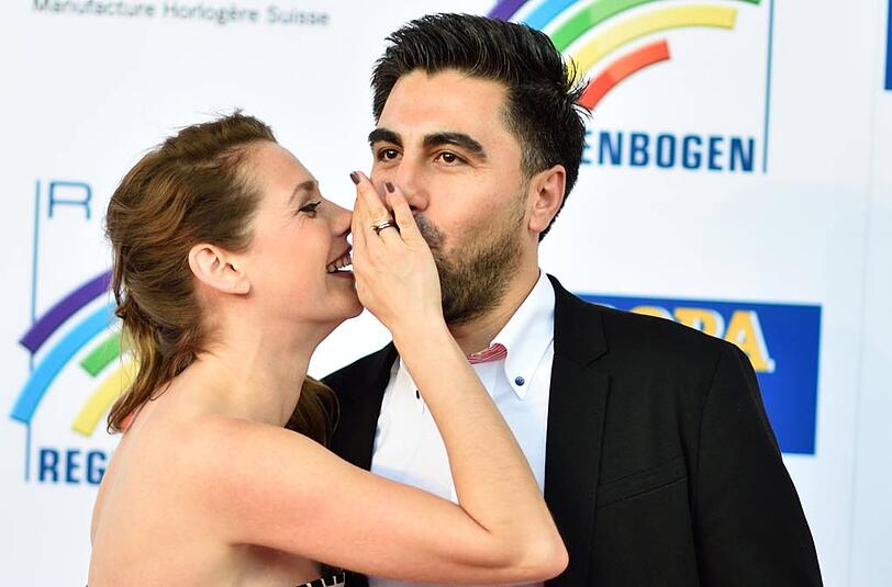 Schauspielerin Felicitas Woll flüstert ihrem Begleiter Emrah Karacok