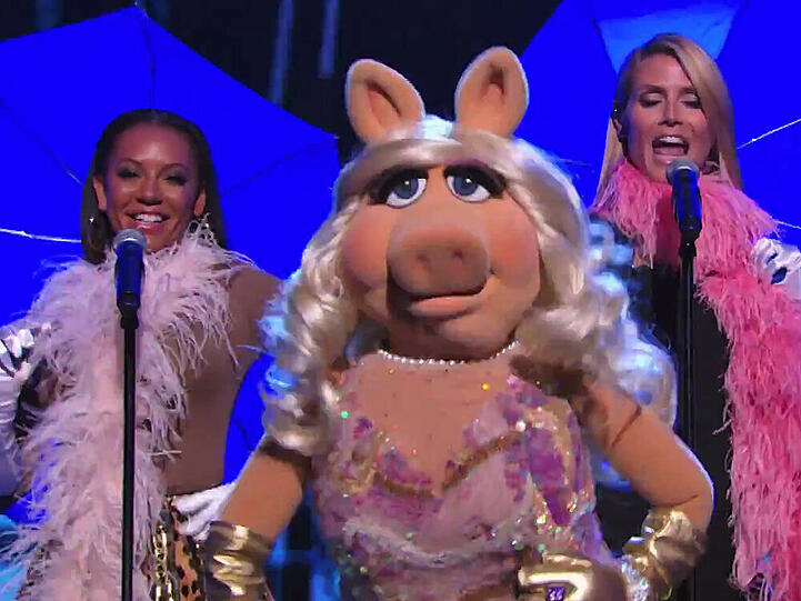 Miss Piggy mit ihren Sängerinnen Mel B (links) und Heidi Klum