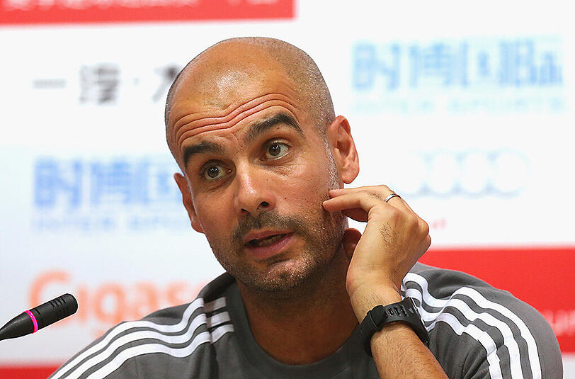 Pep Guardiola bei der Pressekonferenz in Peking.