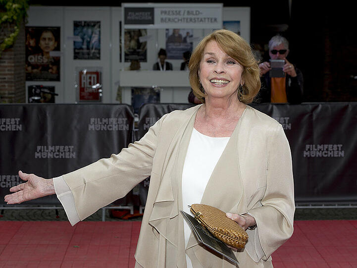 Dass sie mit 74 Jahren noch so fit ist, hat Senta Berger auch ihren Enkeln zu verdanken