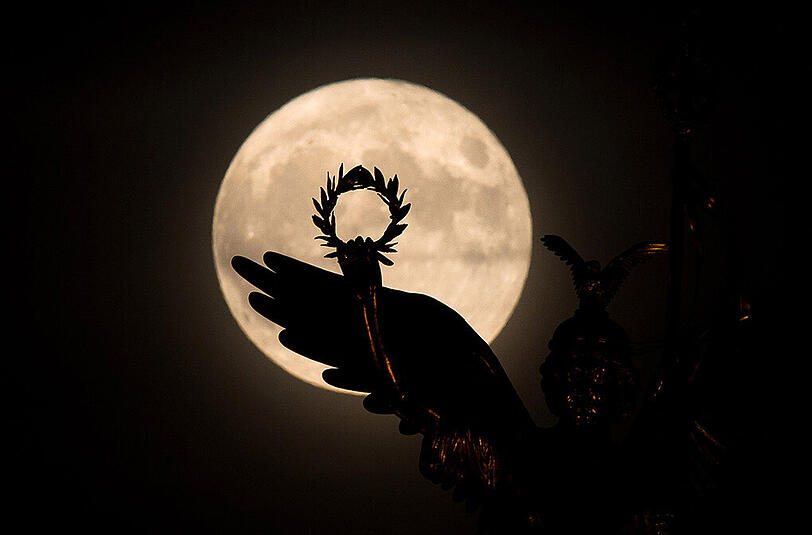 Die Hauptstädter hatten vor allem zu Beginn besonders gute Sicht auf den Supermond. Die Bilder aus Berlin.