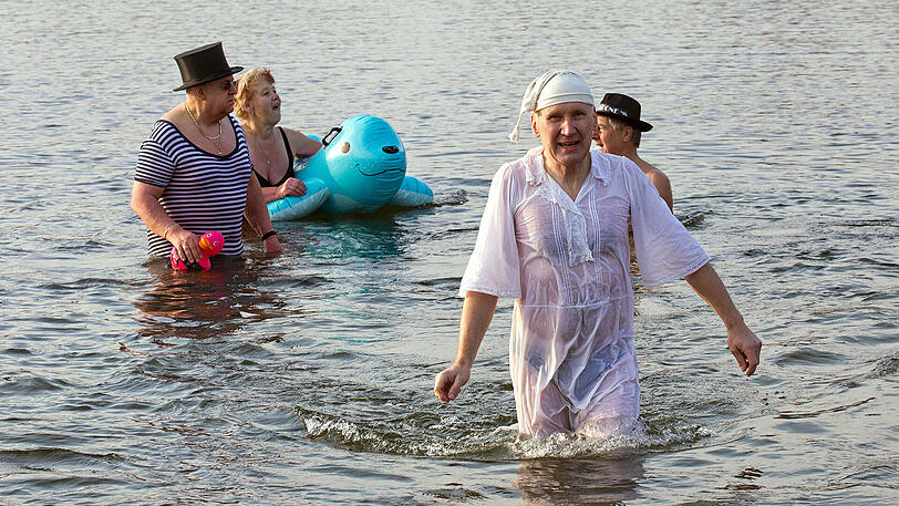 Die "Berliner Seehunde" beim Neujahrsschwimmen im Orankesee.