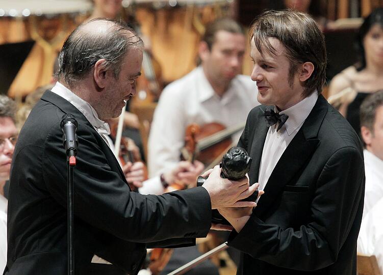 Valery Gergiev gratuliert Daniil Trifonov 2011 zu seinem Sieg beim Tschaikowsky-Wettbewerb.