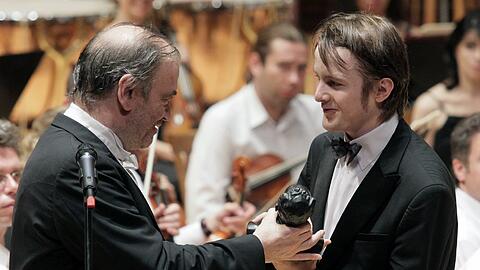 Valery Gergiev gratuliert Daniil Trifonov 2011 zu seinem Sieg beim Tschaikowsky-Wettbewerb.