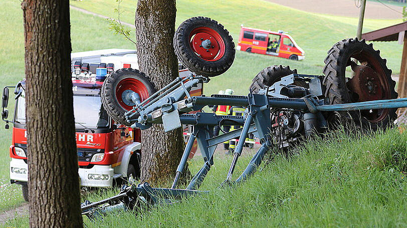 Der Mann wurde unter seinem eigenen Oldtimer-Traktor begraben. Die Bilder von der Unfallstelle.
