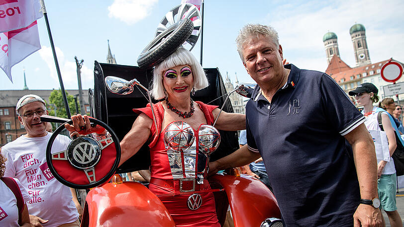 Über 130 Gruppen und mehrere Tausend Menschen nahmen heuer an der CSD-Parade durch die Münchner Innenstadt teil. Hier CSD-Star Franka (links) mit OB Dieter Reiter.