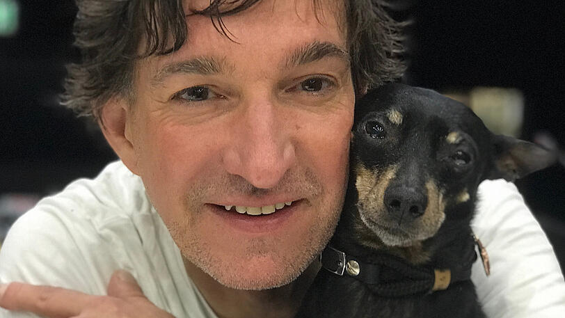 It-Dog Ludwig mit seinem Herrchen, dem Münchner Kinderbuchautoren Tom Fritsch.