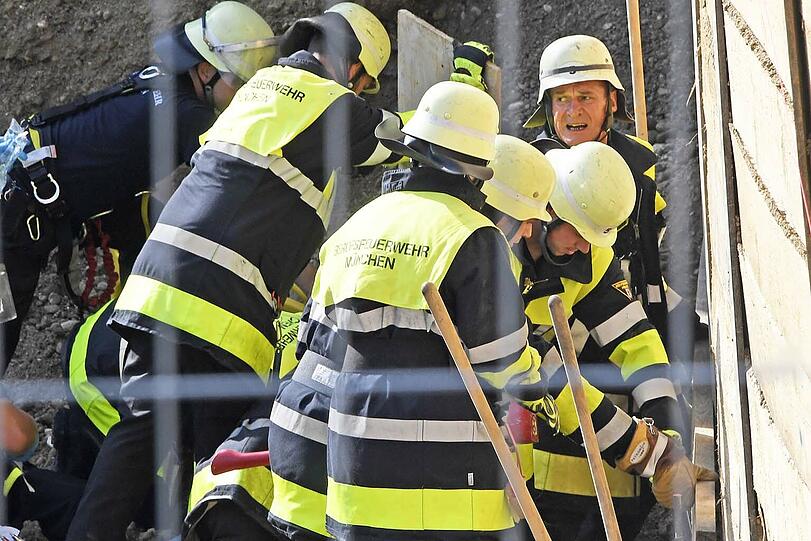 Rund zwei Dutzend Rettungskräfte halfen zusammen, um den Bauarbeiter aus der Baugrube zu befreien - die Bilder der dramatischen Rettung am Donnerstag.