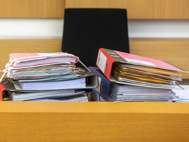 Akten liegen im Verhandlungssaal des Landgerichts. Foto: Armin Weigel/dpa
