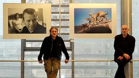 Große und kleine Tiere: OB Ulrich Maly blickt keck über Rudi Hilmar Otts Schulter, hinter Günter Derleth buckelt eine Katze.