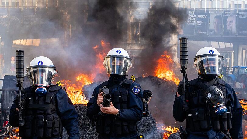 Die Polizei versucht, Demonstranten während einer Demonstration europäischer Landwirte in der Nähe des Europäischen Parlaments in Brüssel zu vertreiben. Die Polizei versucht, Demonstranten während einer Demonstration europäischer Landwirte in der Nähe des Europäischen Parlaments in Brüssel zu vertreiben.