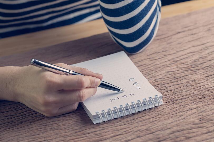 Ihren Putzplan k&ouml;nnen Sie grob in unterschiedliche Kategorien unterteilen: Notieren Sie etwa t&auml;gliche, w&ouml;chentliche oder monatliche Aufgaben und verteilen Sie sie gleichm&auml;&szlig;ig auf die zur Verf&uuml;gung stehende Zeit. Sie werden sehen: Wenn Sie t&auml;glich etwa eine Viertelstunde ins Putzen investieren, ist die Arbeit gar nicht so schlimm.