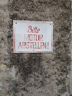 Ein Schild im Hof von Landsberg am Lech: "Motor abbstellen".