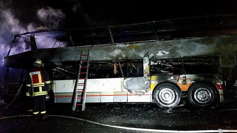 Gerade nochmal Glück gehabt: Die 53 Bayernfans konnten sich noch in Sicherheit bringen, ehe der Reisebus völlig ausbrannte. Bilder vom Feuerwehreinsatz auf der A54 sehen Sie hier.