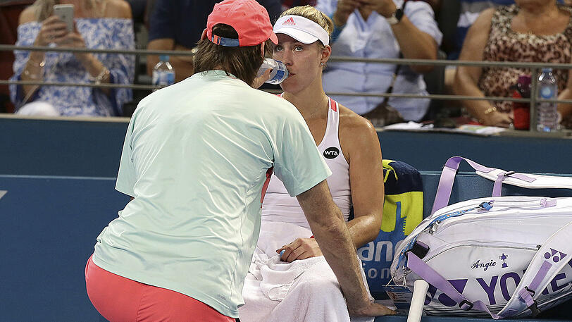 Die Weltranglistenerste Angelique Kerber - hier mit ihrem Trainer Torben Beltz - ist bei ihrem ersten Turnierstart 2017 schon im Viertelfinale gescheitert. Die 28-Jährige aus Kiel unterlag am Donnerstag in Brisbane der Ukrainerin Jelina Switolina mit 4:6, 6:3, 3:6.