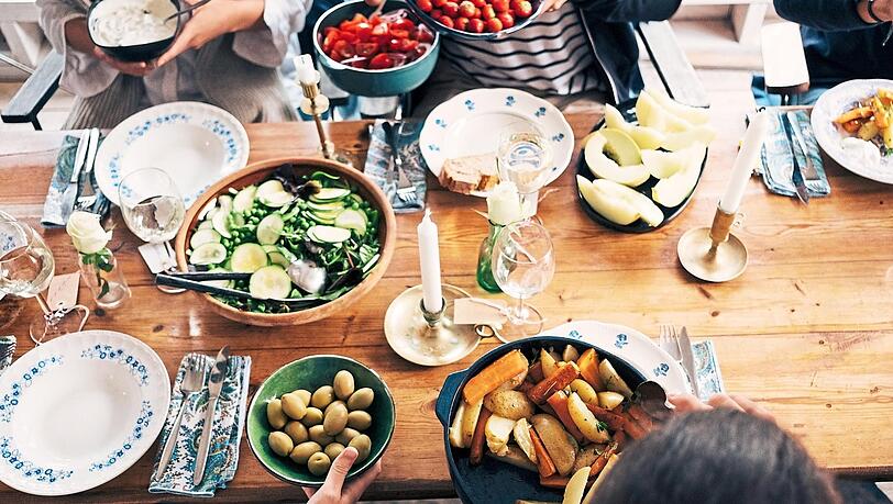 Das Abendessen ist für viele Familien die wichtigste Tagesmahlzeit und ist genau dann am schönsten, wenn alle gemeinsam am Tisch sitzen. Das Abendessen ist für viele Familien die wichtigste Tagesmahlzeit und ist genau dann am schönsten, wenn alle gemeinsam am Tisch sitzen.