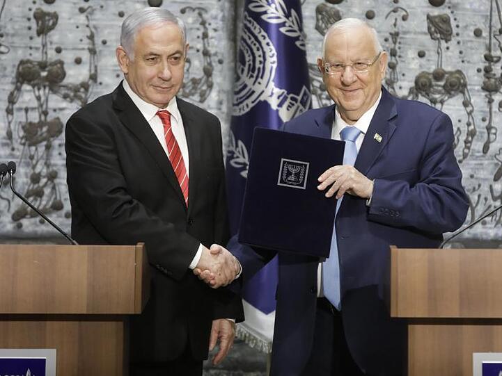 Israels Staatspräsident Reuven Rivlin (r) beauftragt Ministerpräsident Benjamin Netanjahu mit der Regierungsbildung.