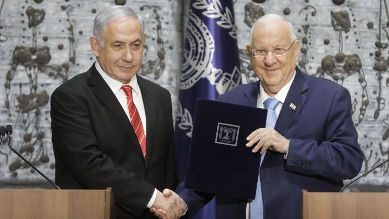 Israels Staatspräsident Reuven Rivlin (r) beauftragt Ministerpräsident Benjamin Netanjahu mit der Regierungsbildung. Israels Staatspräsident Reuven Rivlin (r) beauftragt Ministerpräsident Benjamin Netanjahu mit der Regierungsbildung.