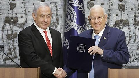 Israels Staatspräsident Reuven Rivlin (r) beauftragt Ministerpräsident Benjamin Netanjahu mit der Regierungsbildung.