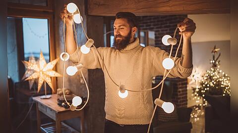 Der Lichterzauber gehört für viele zu Weihnachten wie Plätzchen und Glühwein. Wer nicht auf die Weihnachtsbeleuchtung verzichten möchte, kann mit einigen einfachen Tricks trotzdem Energie sparen.