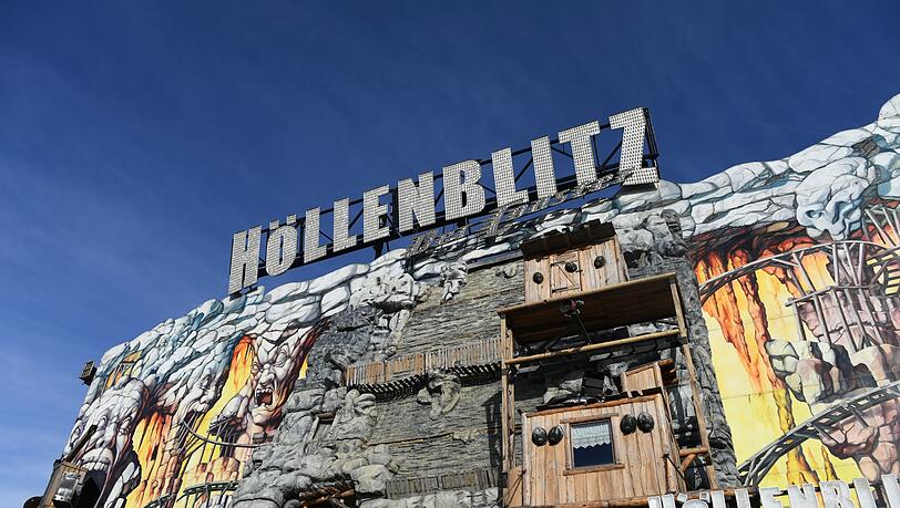 Blauer Himmel strahlt über dem Fahrgeschäft „Höllenblitz“, der derzeitig geschlossen ist.