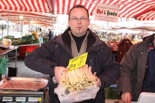 Reinhard Roth verkauft am Hauptmarkt März-Spargel.
