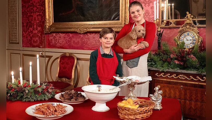 Prinzessin Estelle, Prinz Oscar und Familienhund Rio posieren stolz mit ihrem Weihnachtsessen.